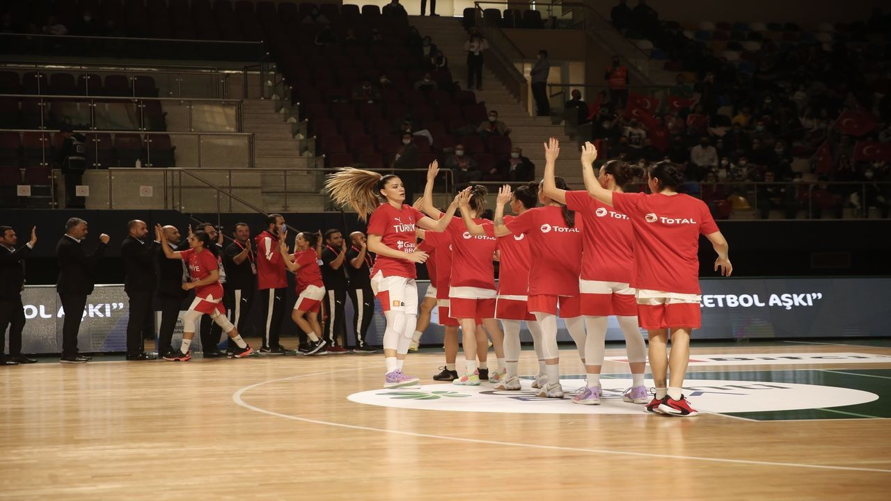Potanın perileri, Polonya'yı 52-41 yendi.