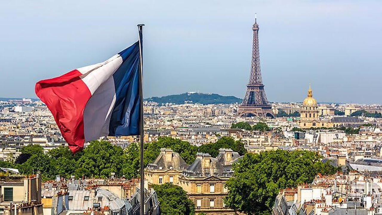 Macron Fransa bayrağını değiştirdi!