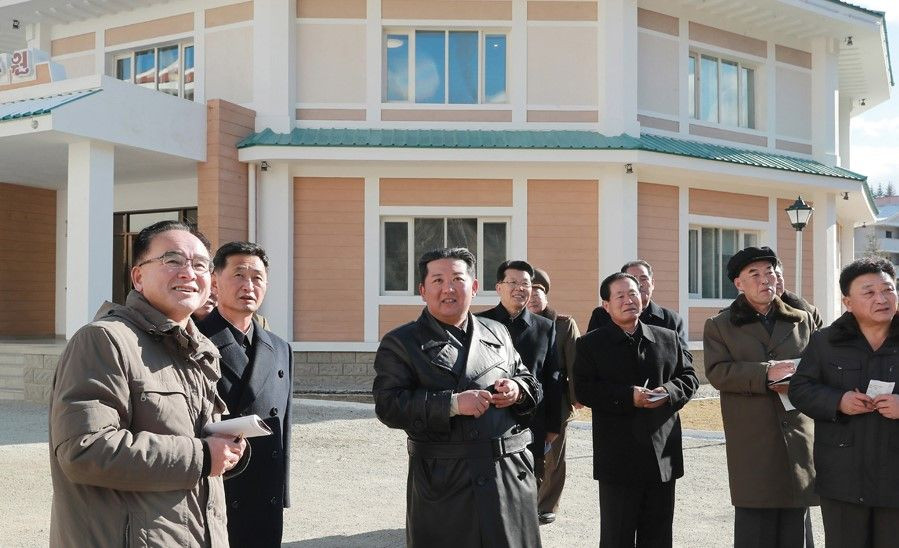 Kuzey Kore Lideri Kim, proje şehri Samjiyon'da - Sayfa 10