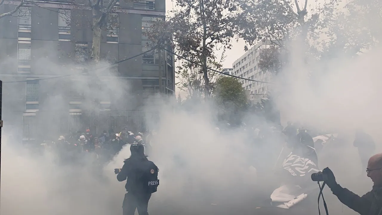 Fransa'da sarı yeleklilerin gösterilerinin 3. yılında şiddet olayları yaşandı