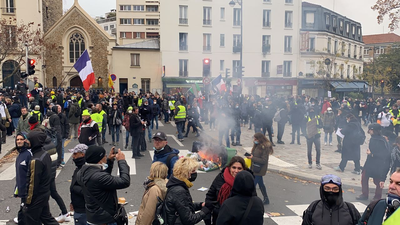 Fransa'da sarı yeleklilerin gösterilerinin 3. yılında şiddet olayları yaşandı - Sayfa 1