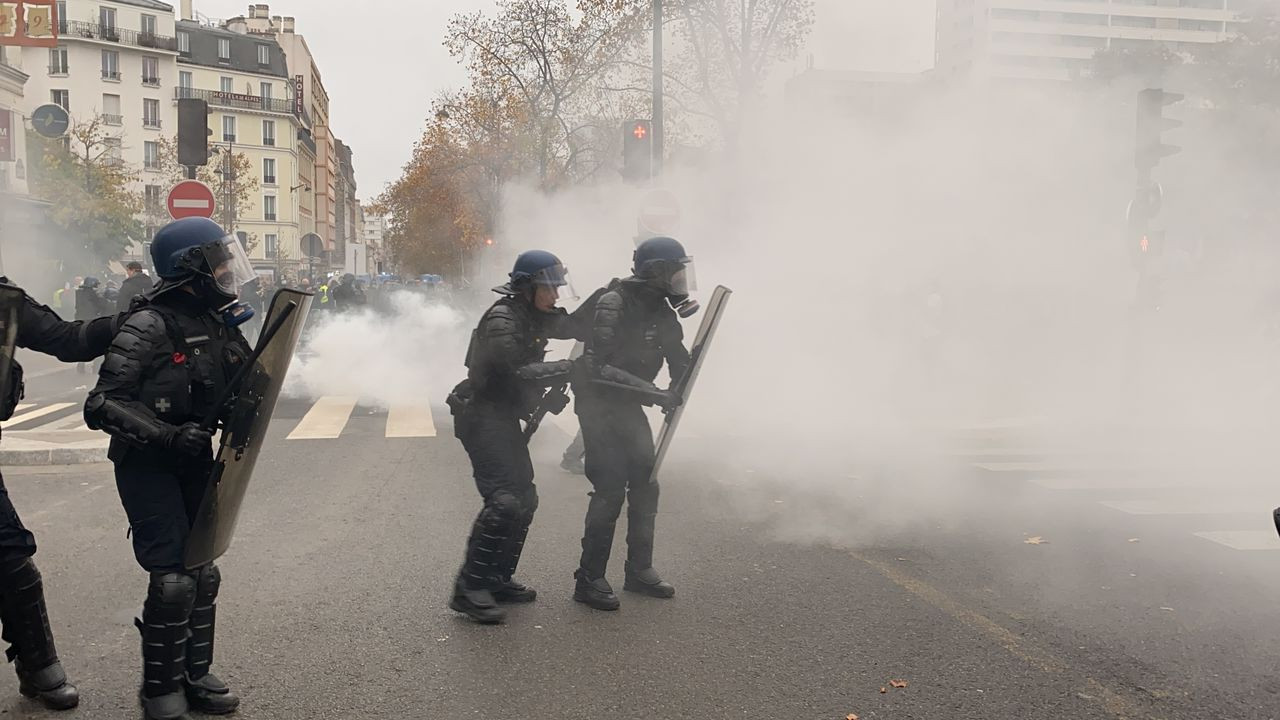 Fransa'da sarı yeleklilerin gösterilerinin 3. yılında şiddet olayları yaşandı - Sayfa 8