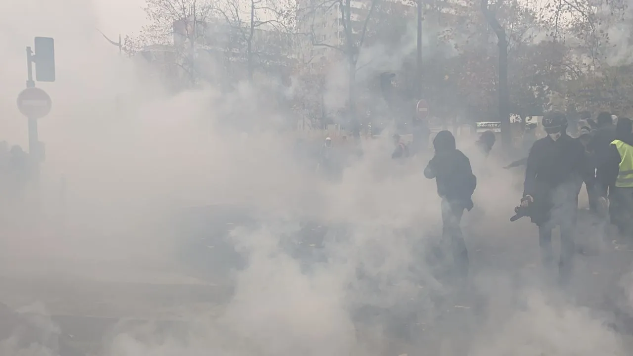 Fransa'da sarı yeleklilerin gösterilerinin 3. yılında şiddet olayları yaşandı