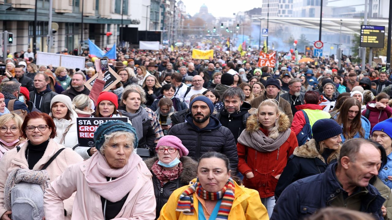 35 bin kişi Kovid-19 tedbirlerini protesto etti