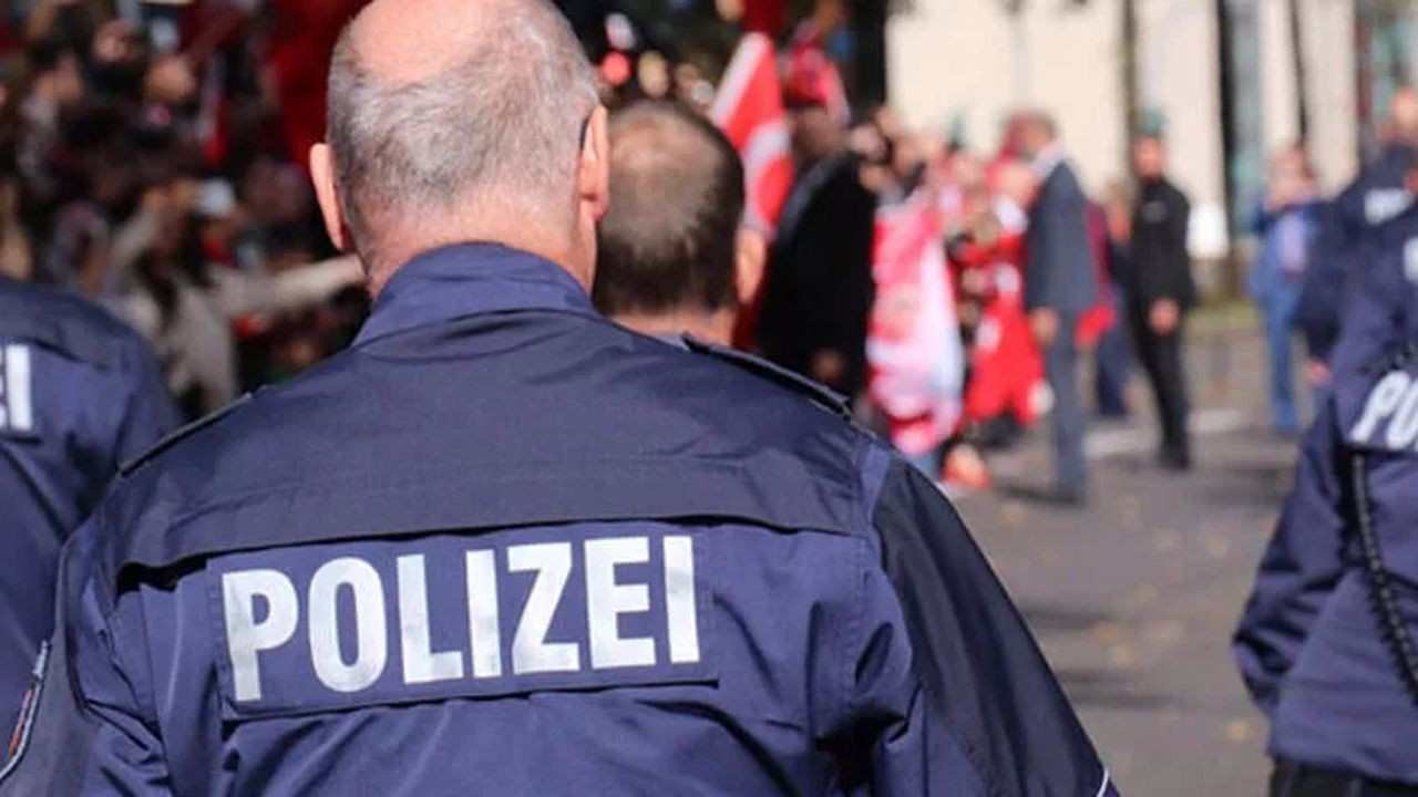 Alman polisinden ırkçı yazışmalar