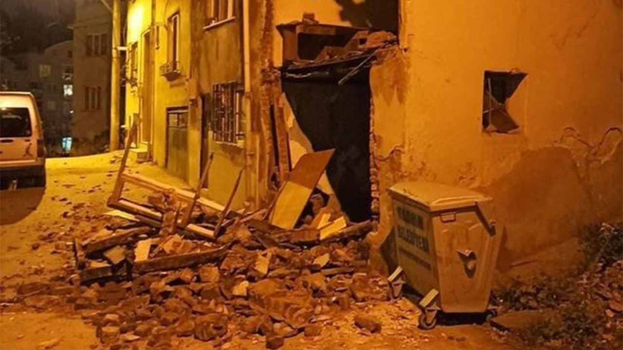 Bursa'da lodos binanın duvarını yıktı