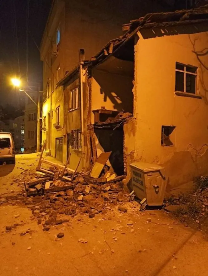 Bursa'da lodos binanın duvarını yıktı