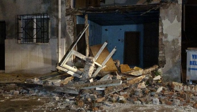 Bursa'da lodos binanın duvarını yıktı
