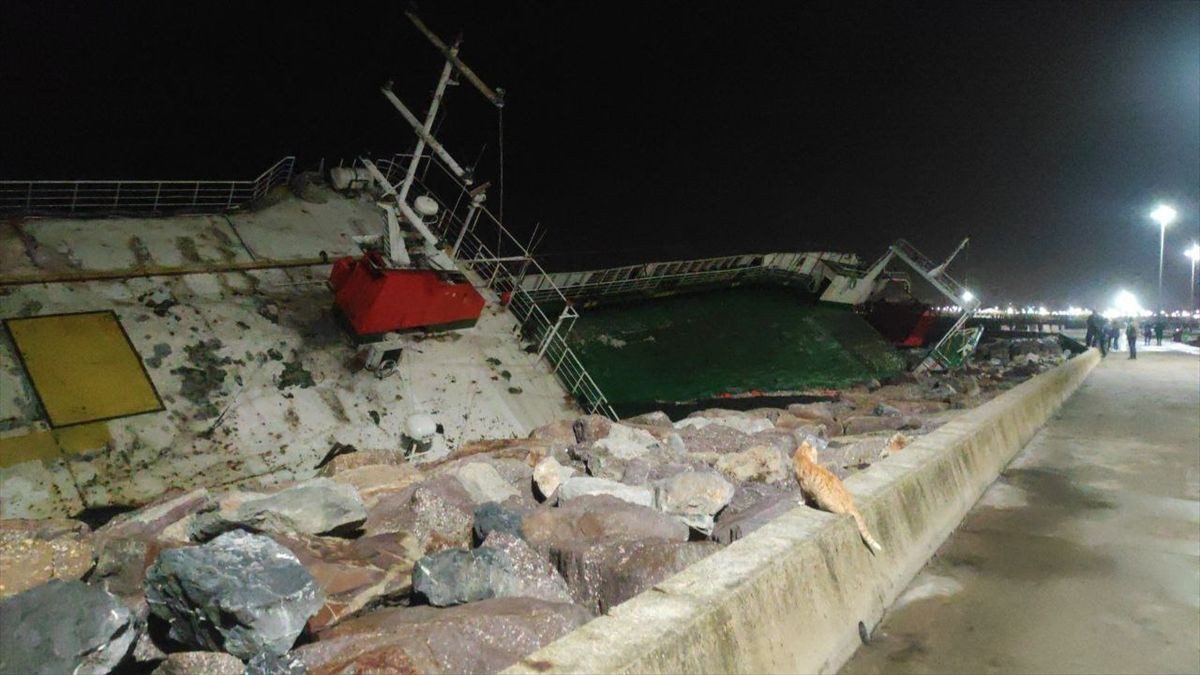 Maltepe'de karaya oturan gemi batmaya başladı - Sayfa 7