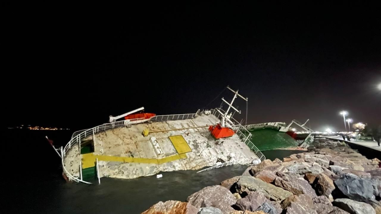 Maltepe'de karaya oturan gemi batmaya başladı - Sayfa 8