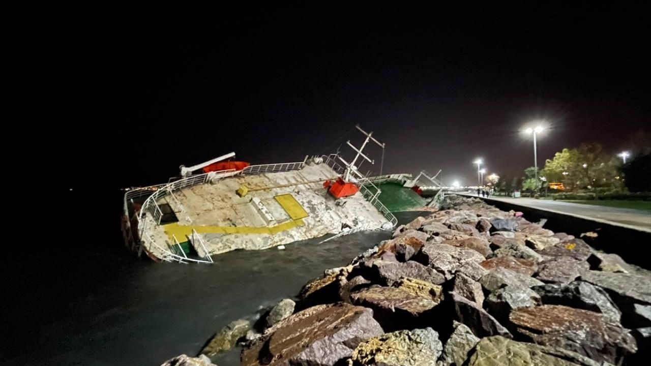 Maltepe'de karaya oturan gemi batmaya başladı - Sayfa 9