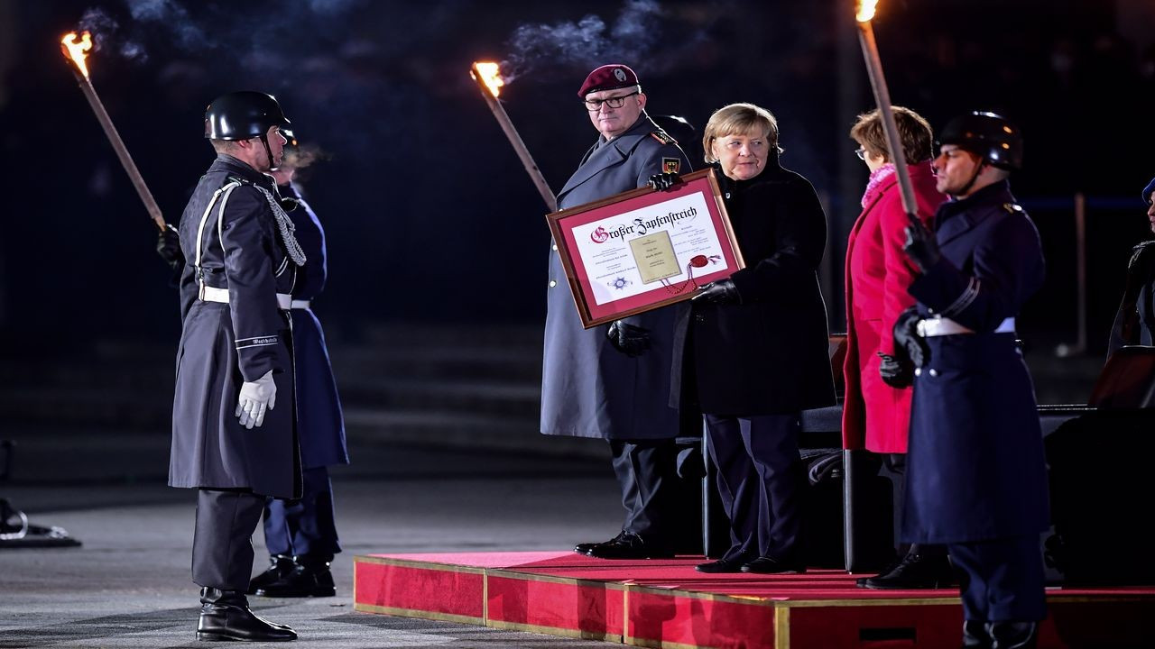 Merkel için askeri veda töreni düzenlendi
