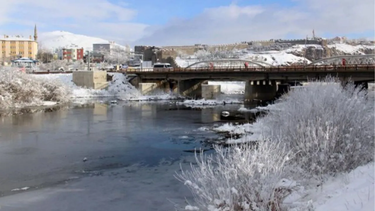 Ardahan'da Kura Nehri dondu