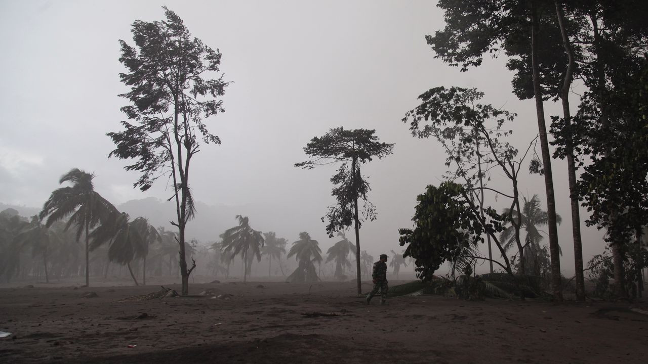 Endonezya Semeru Yanardağı'nda alarm