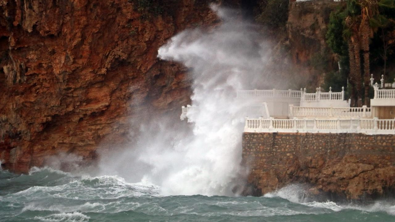 Antalya'da fırtına ve şiddetli rüzgar