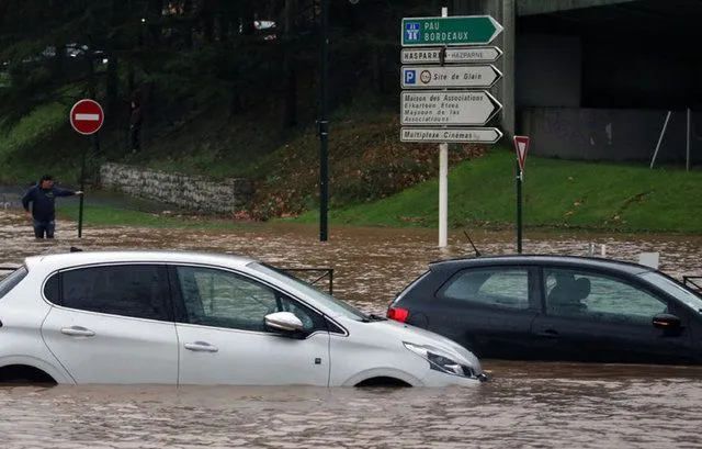 Taşan nehir, sokakları göle çevirdi
