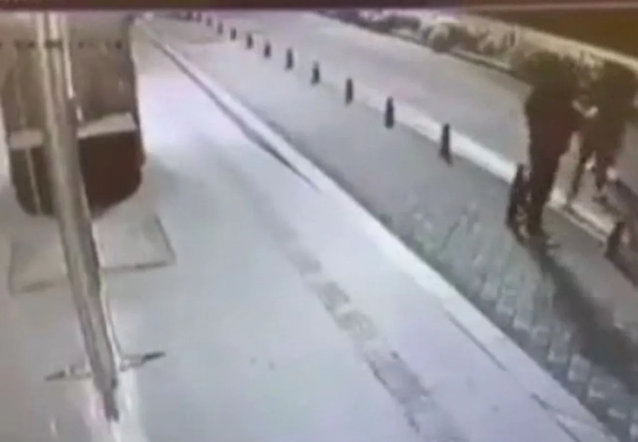 Pantolonunu indirip kadının üzerine işedi
