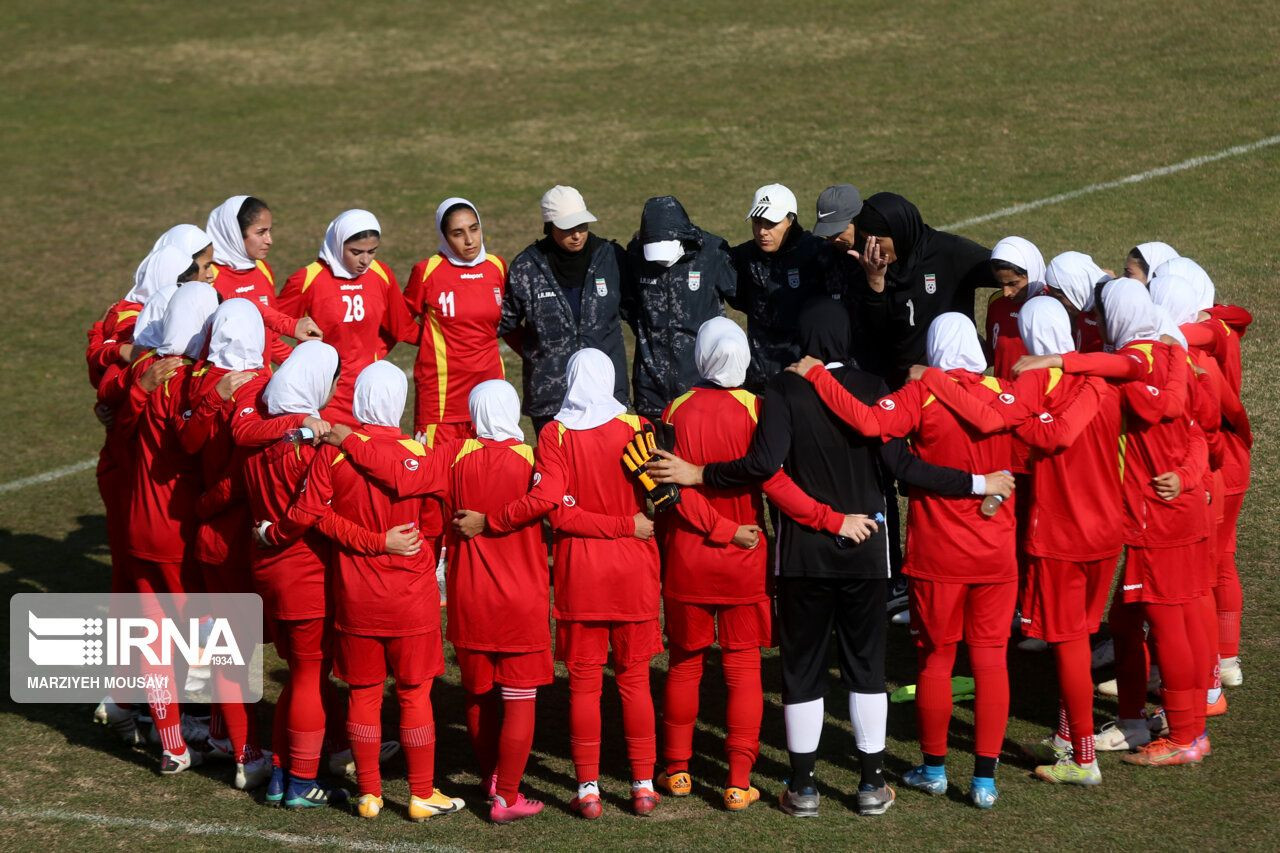 İran Kadın Milli Futbol Takımı kampta - Sayfa 1