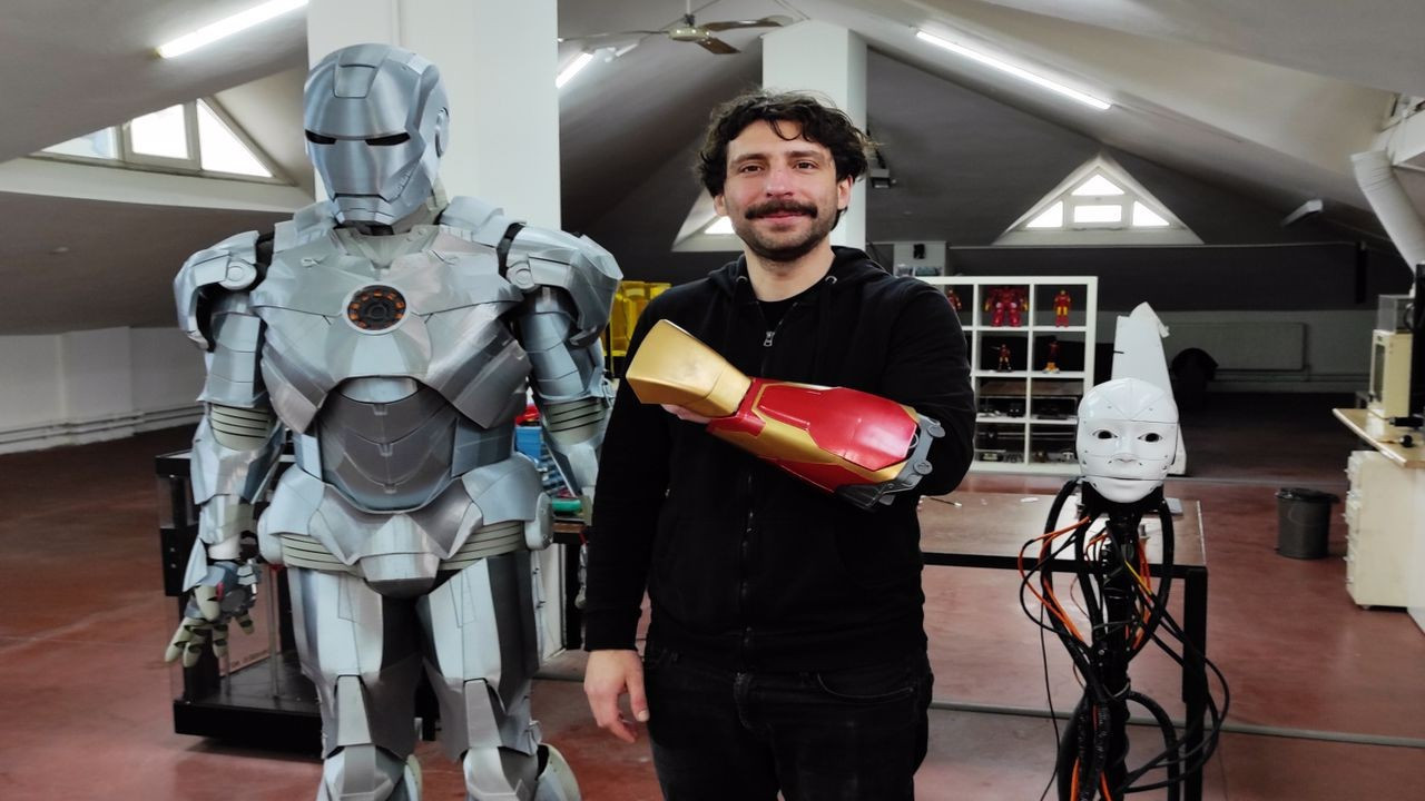 Derisinin altına çip yerleştirdi