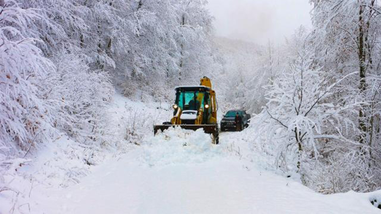 Sivas'ta kar yağışı nedeniyle yollar kapandı