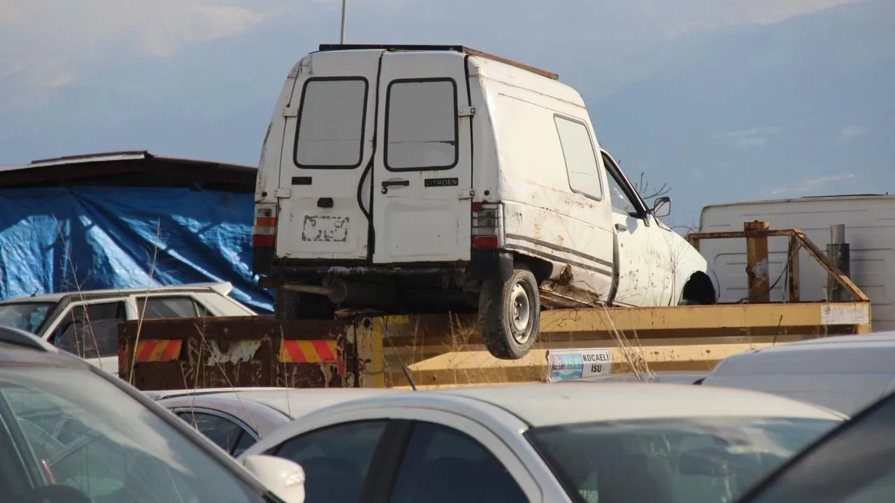 Kocaeli'de yüzlerce araç kaderine terk edildi