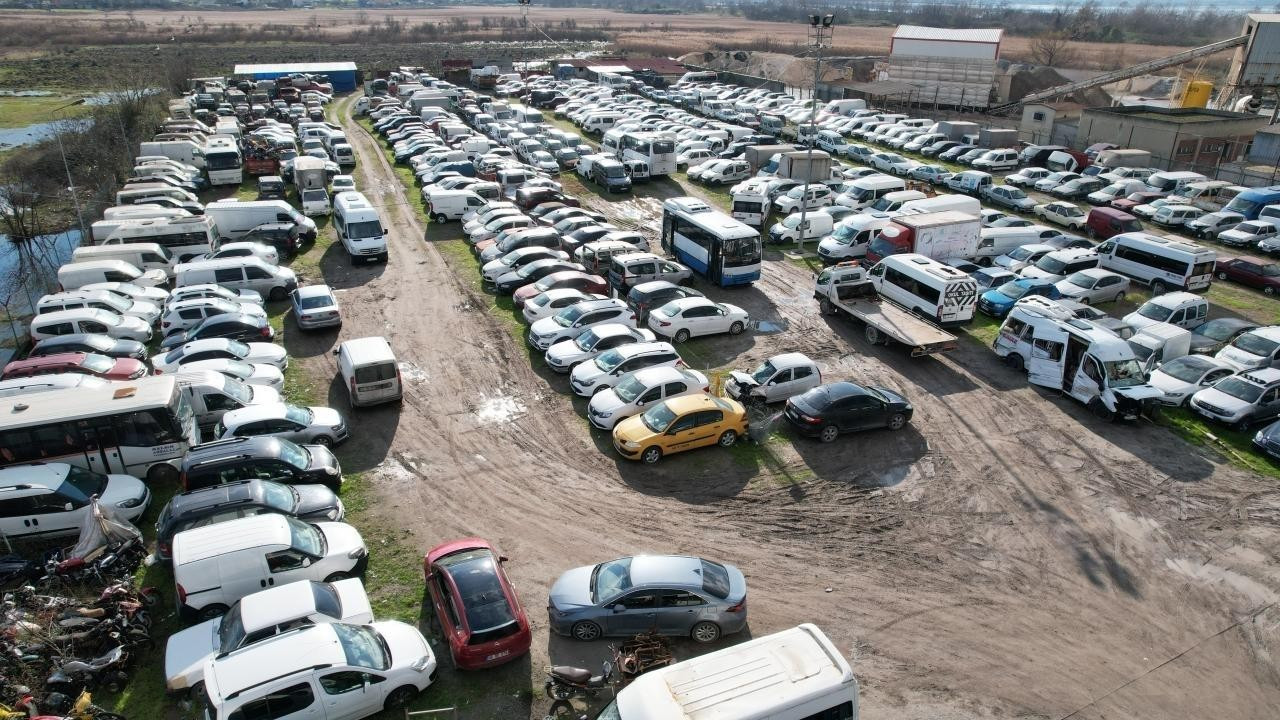 Kocaeli'de yüzlerce araç kaderine terk edildi