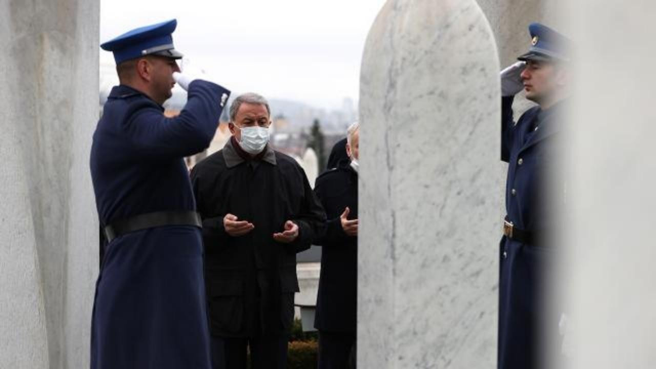 Bakan Akar, Bosna Hersek'te şehitliği ziyaret etti