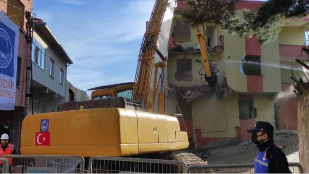 Üsküdar'da riskli binaların yıkımı sürüyor
