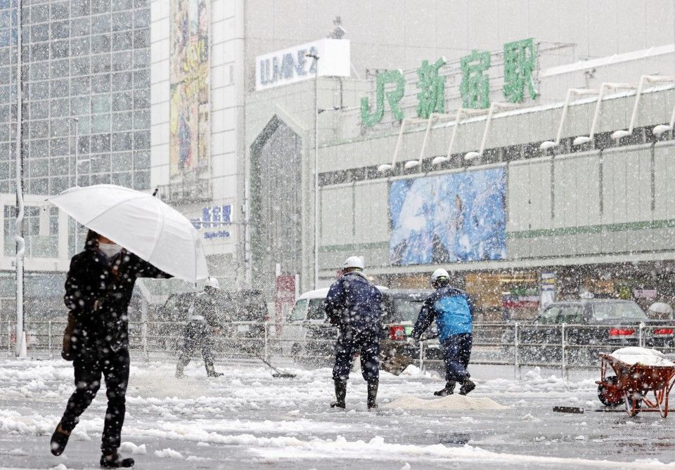 Japonya'da kar yağışı hayatı felç ediyor - Sayfa 1