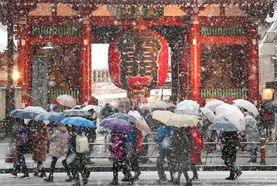 Japonya'da kar yağışı hayatı felç ediyor