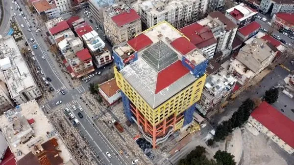'Dünyanın en saçma binası' yıkılıyor