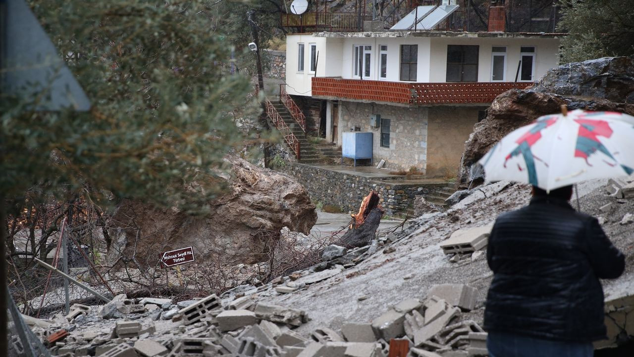 Dağdan kopan kaya parçaları 3 katlı evi yıktı