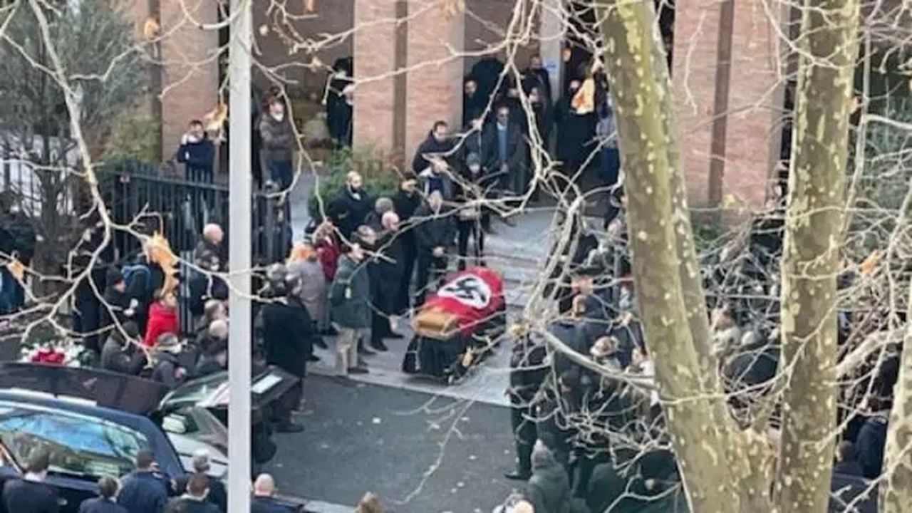 Aşırı sağcı kadının cenazesinde Nazi bayrağı