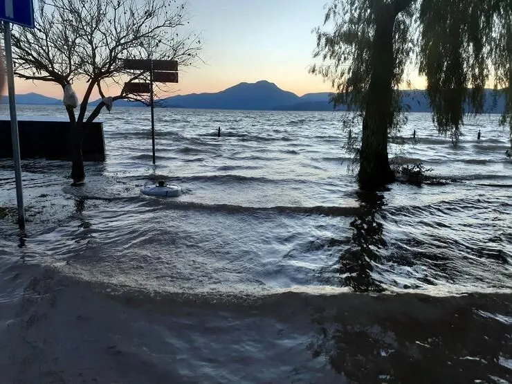 Köyceğiz Gölü taştı, restoranlar su altında kaldı
