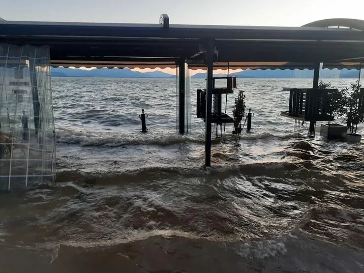 Köyceğiz Gölü taştı, restoranlar su altında kaldı