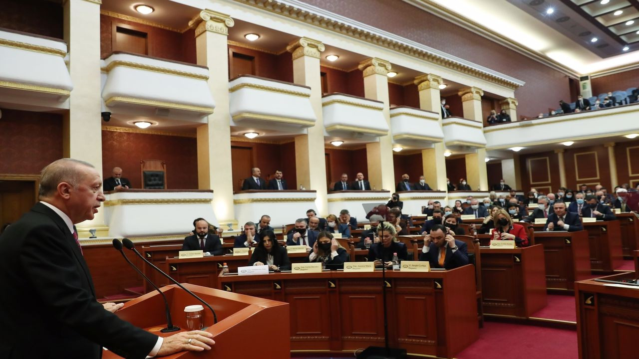 Arnavutluk Meclisi'ne hitap etti