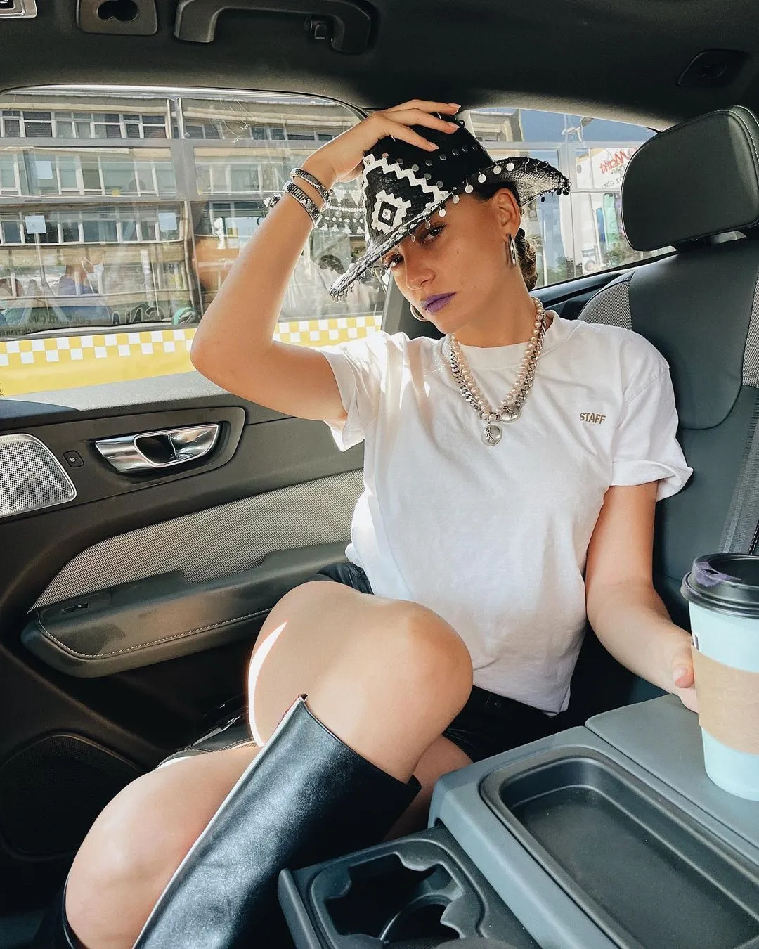 Serenay Sarıkaya evinin önünde taciz edildi