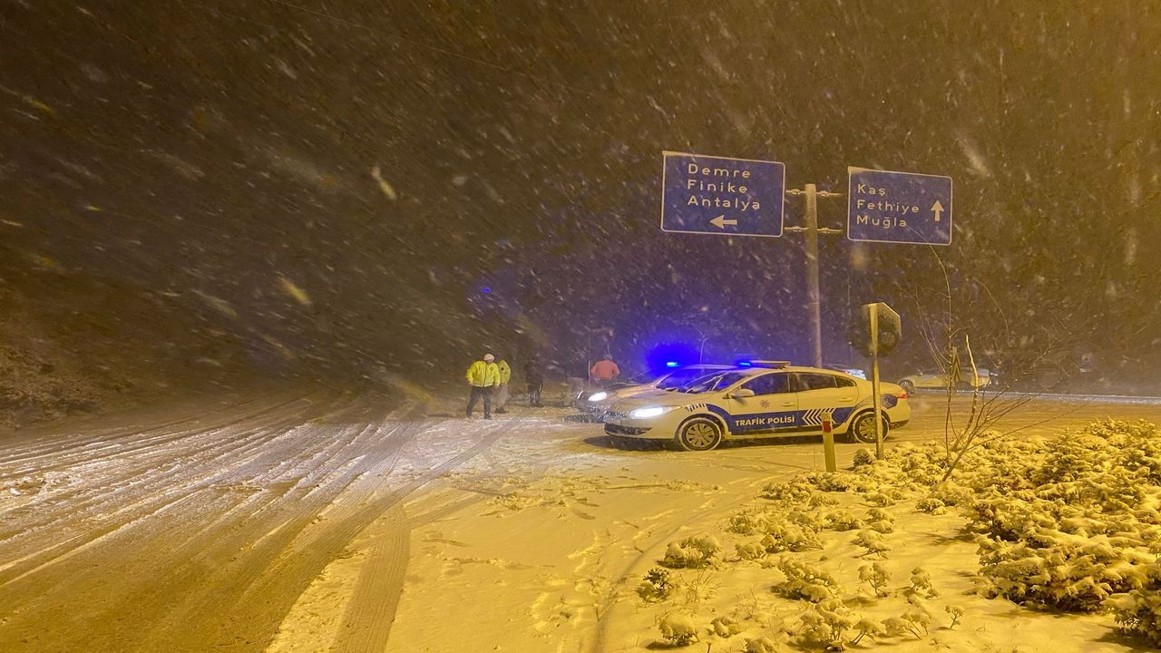 Antalya Kaş'ta kar yağışı etkili oluyor