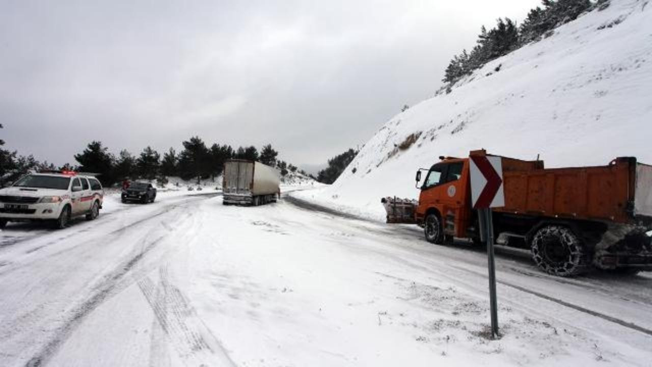 Kara yollarında ulaşıma kar engeli
