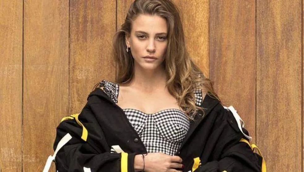 Serenay Sarıkaya sesiyle büyüledi