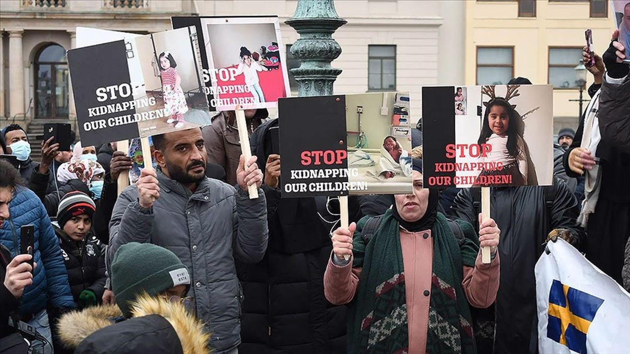 Çocukları alınan Müslüman ailelerden gösteri