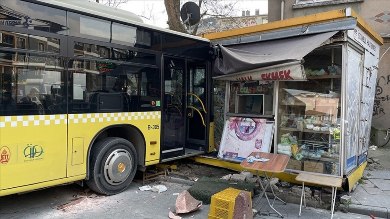 İETT otobüsü halk ekmek büfesine çarptı