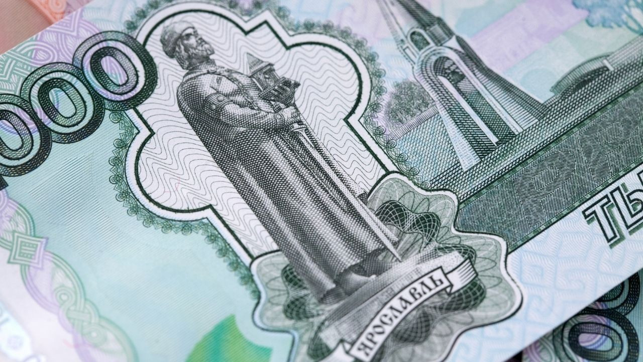 Rus rublesi çakıldı, faiz rekor oranda arttı
