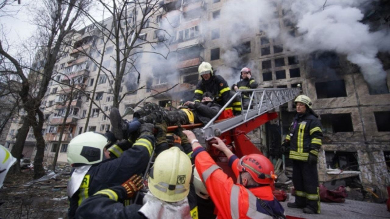 Kiev'de top mermisi 9 katlı apartmana isabet etti