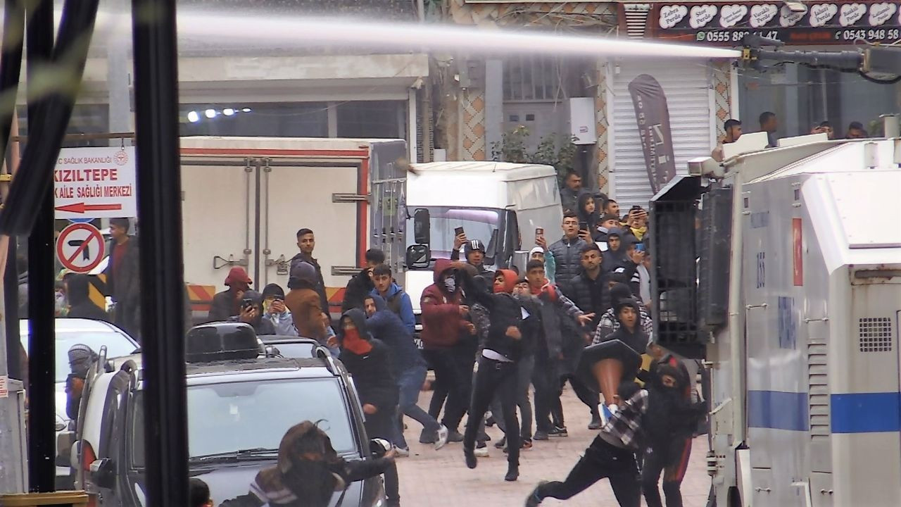 Mardin'de polise taşla saldıran gruba müdahale