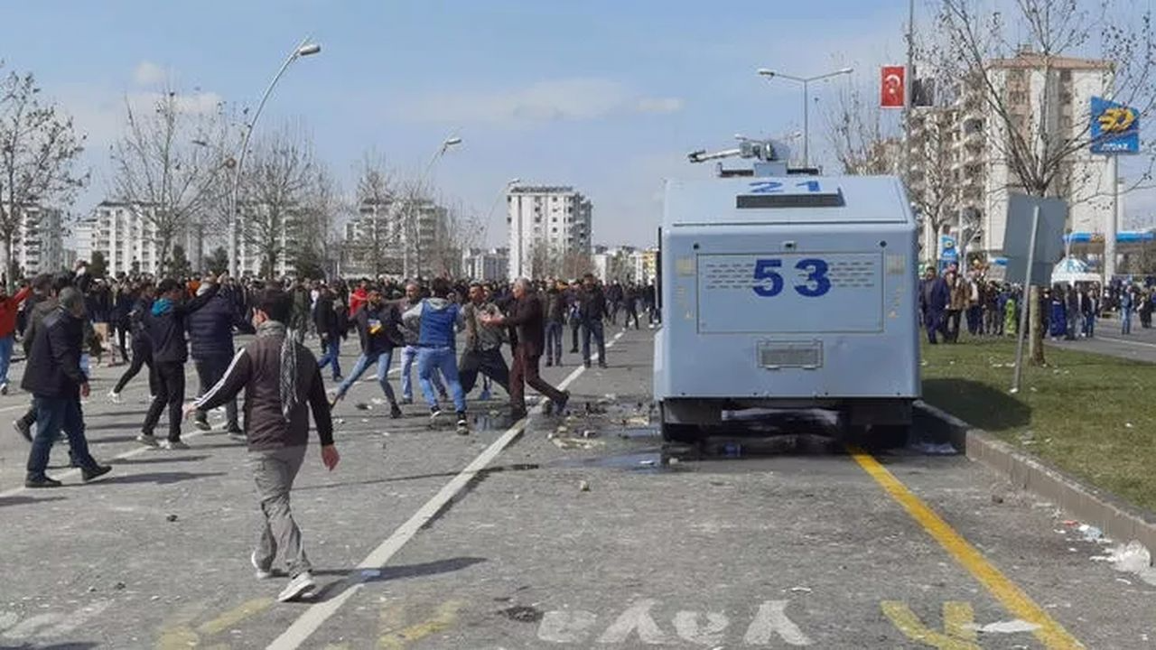 HDP mitinginde polise saldıran gruba müdahale