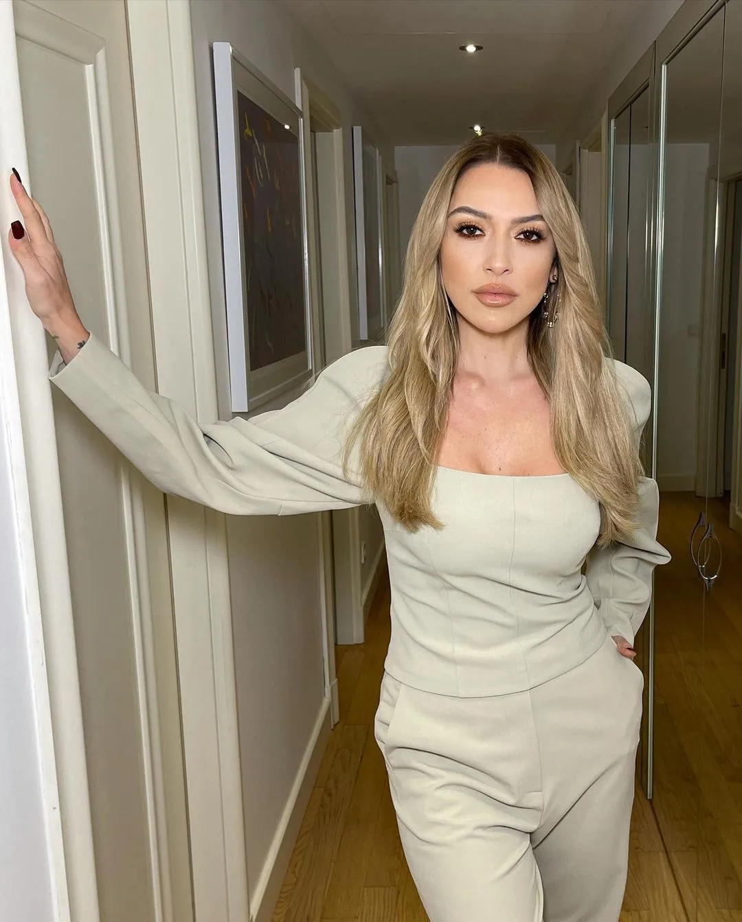 Hadise, sahne kıyafetiyle yine gündem oldu