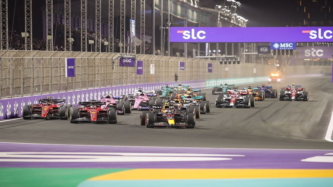 Suudi Arabistan Grand Prix'sini Verstappen kazandı