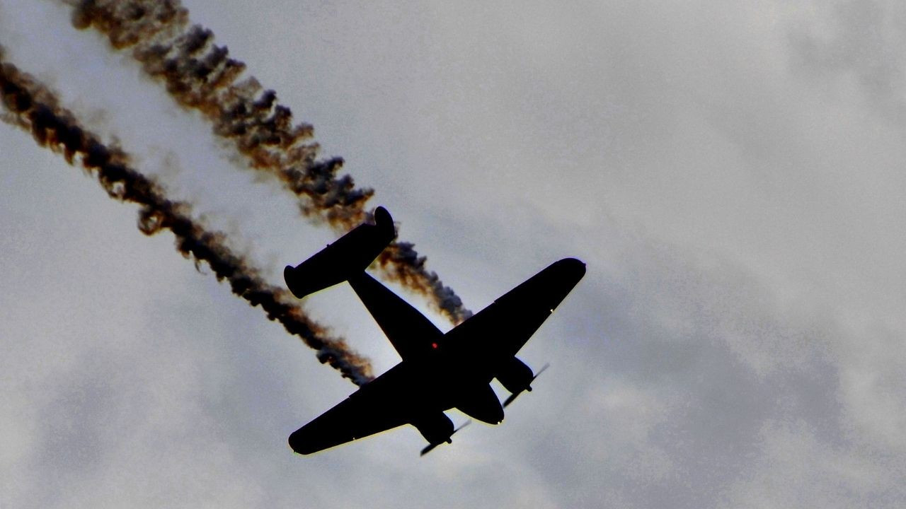 Güney Kore'de iki eğitim uçağı havada çarpıştı