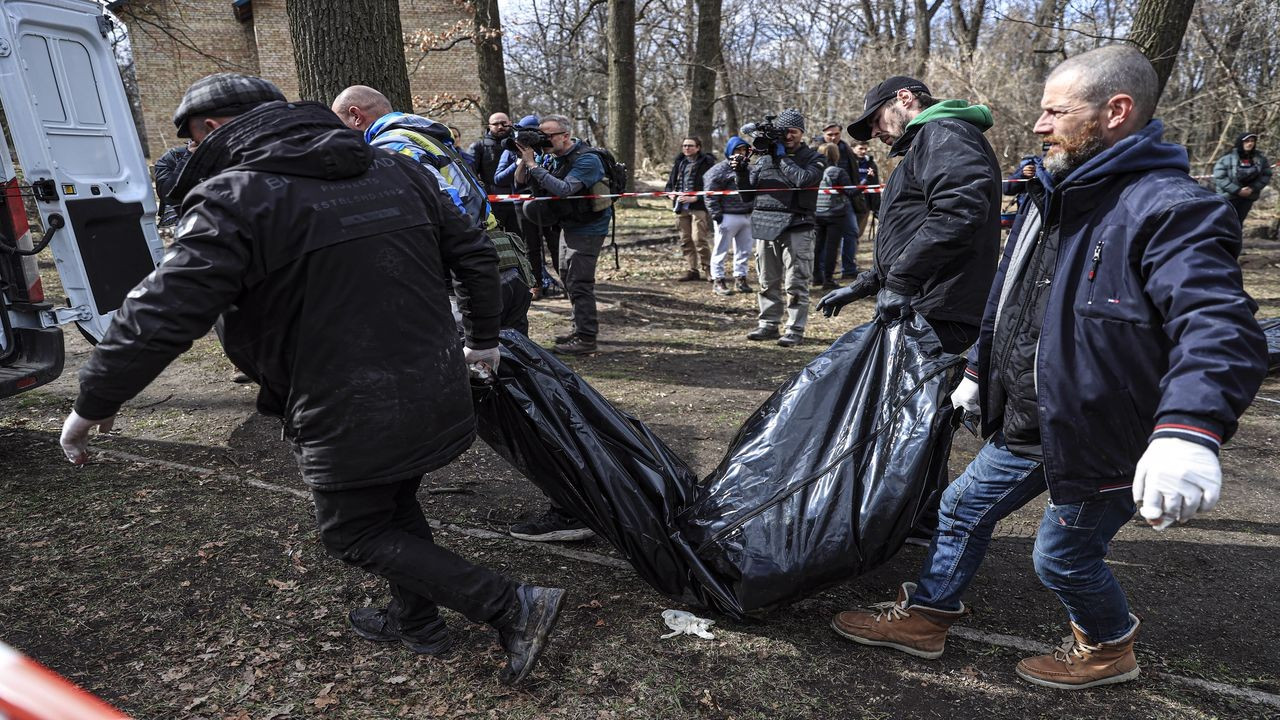 Öldürülen sivillerin cesetleri defnediliyor